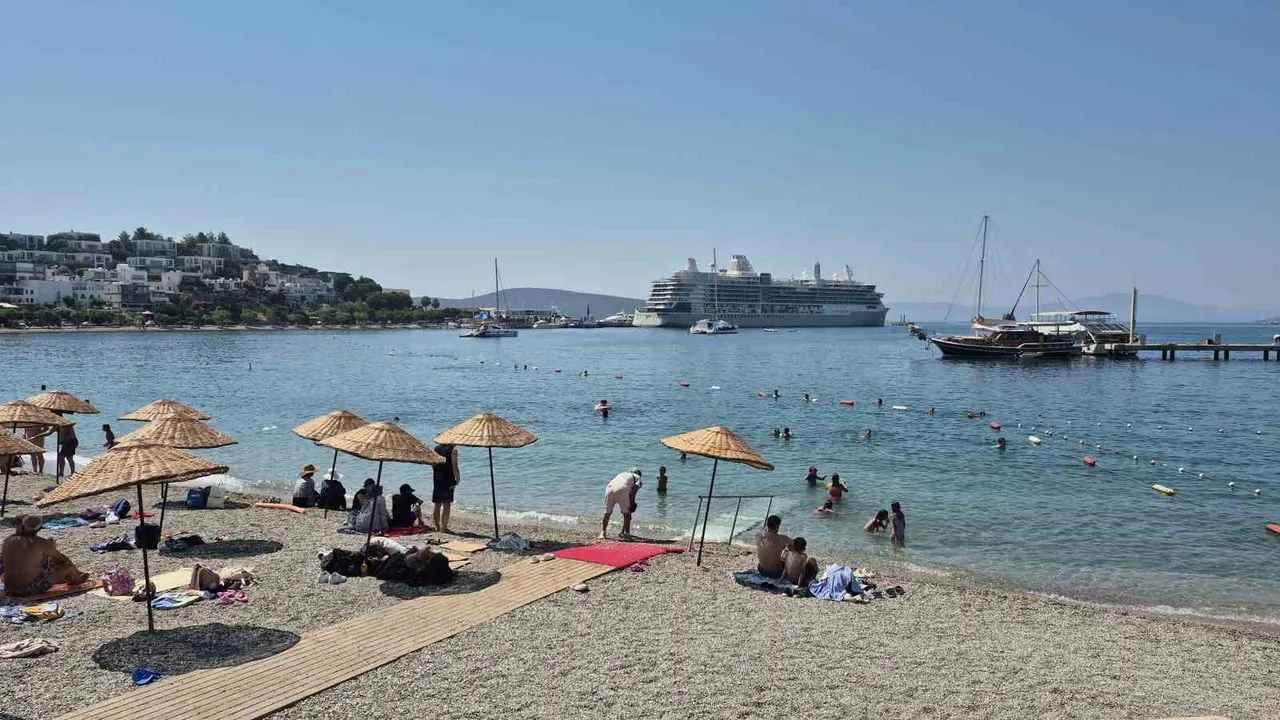 Bodrum limanında iki gemiyle hareketli sabah: 1144 yolcu