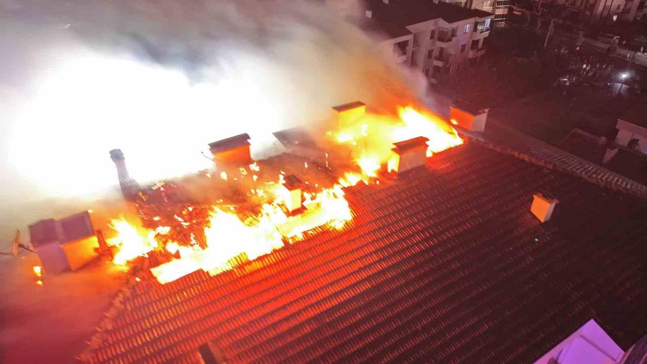 Bodrum panosunda başlayan alevler asansör boşluğundan çatıya yayıldı