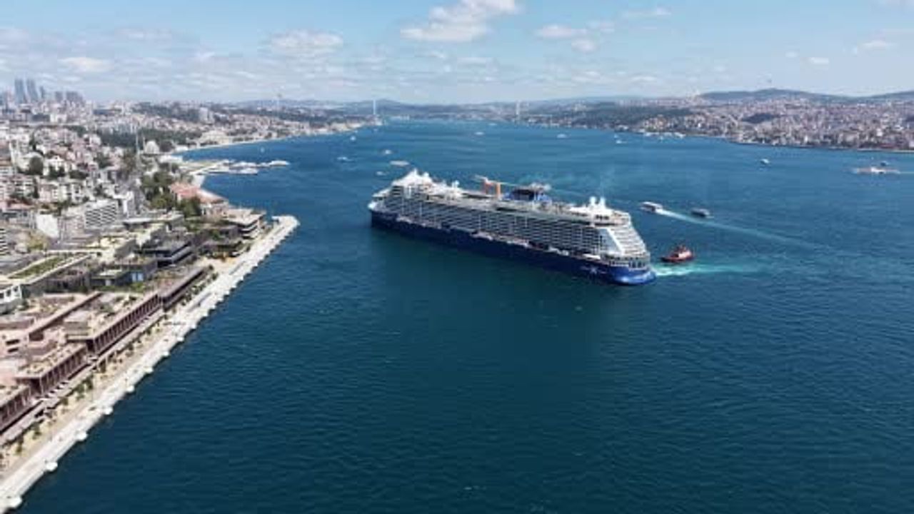Boğazda hareketli platformuyla öne çıkan Celebrity Ascent Galataport'ta