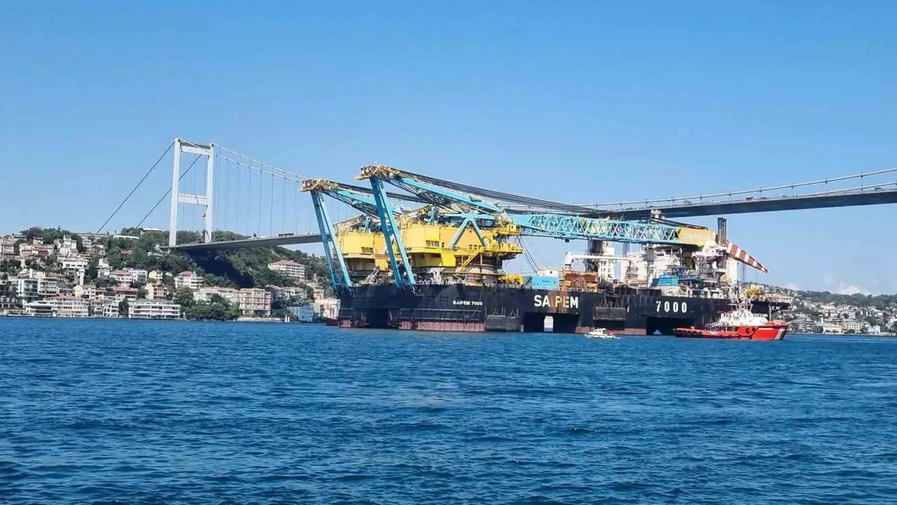 Boğazdan alçalarak geçen dev: Saipem 7000'in köprü altı manevrası