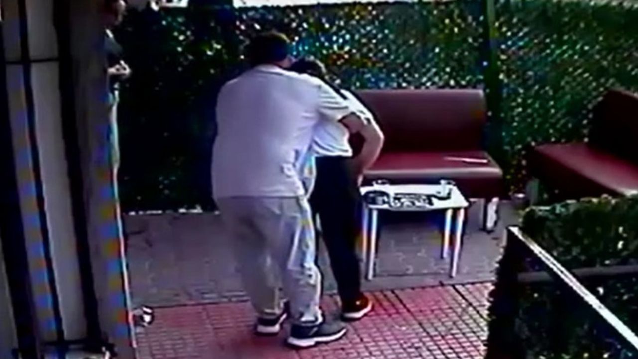 Boğazına cisim kaçan kadını kurtaran kuaförün 3 dakikalık refleksi
