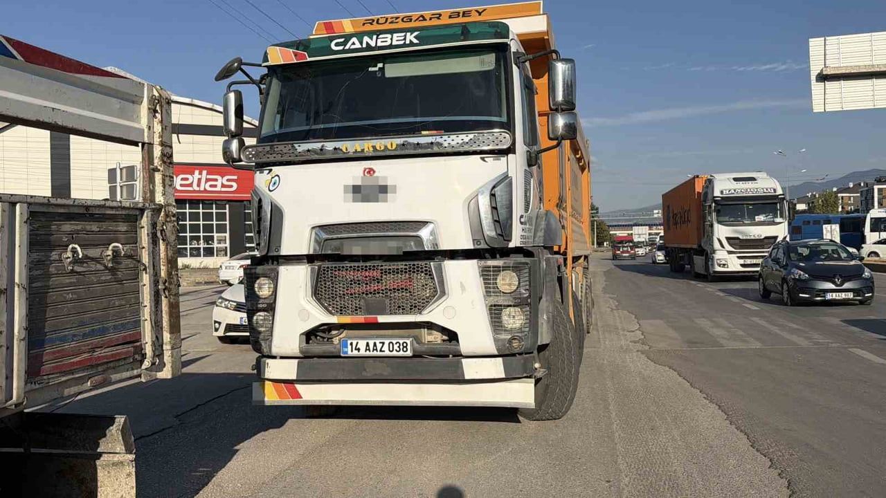 Bolu D-100'de kamyon ile otomobil çarpışması trafik akışını kısa süreli aksattı