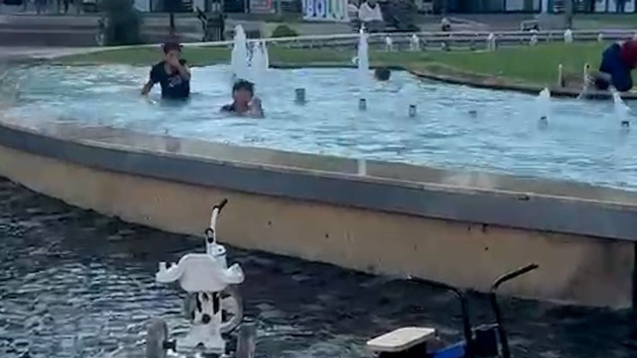 Bolu'da belediye önündeki süs havuzu tehlike saçtı: çocuklar uyarıları hiçe sayıp yüzdü