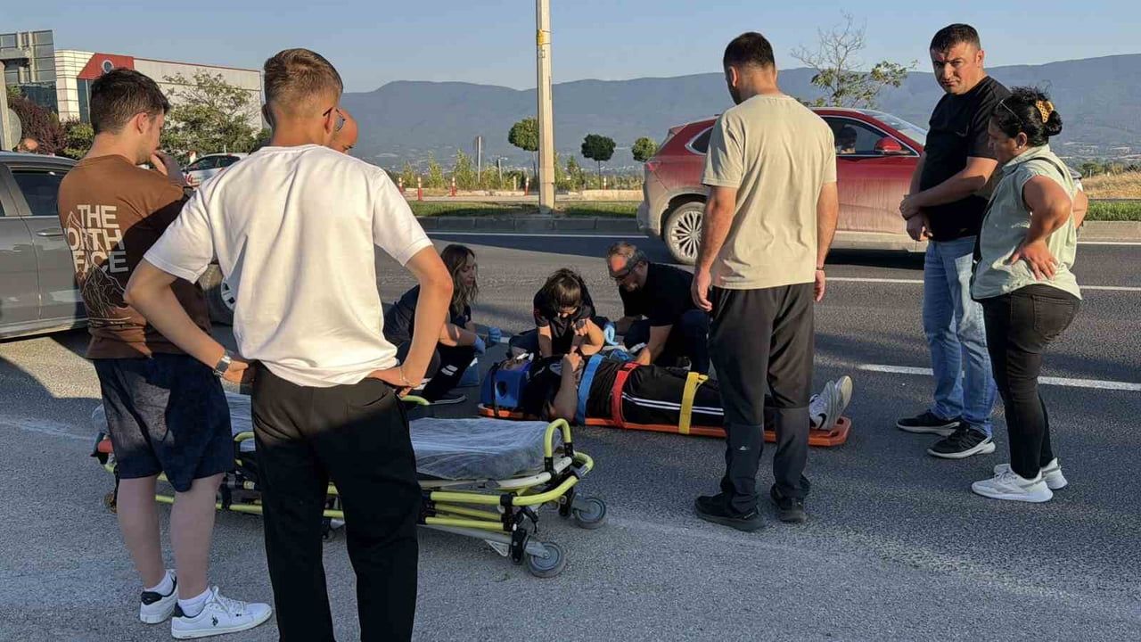Bolu'da D-100'de çarpışma: motosiklet sürücüsü ve yolcusu yaralandı