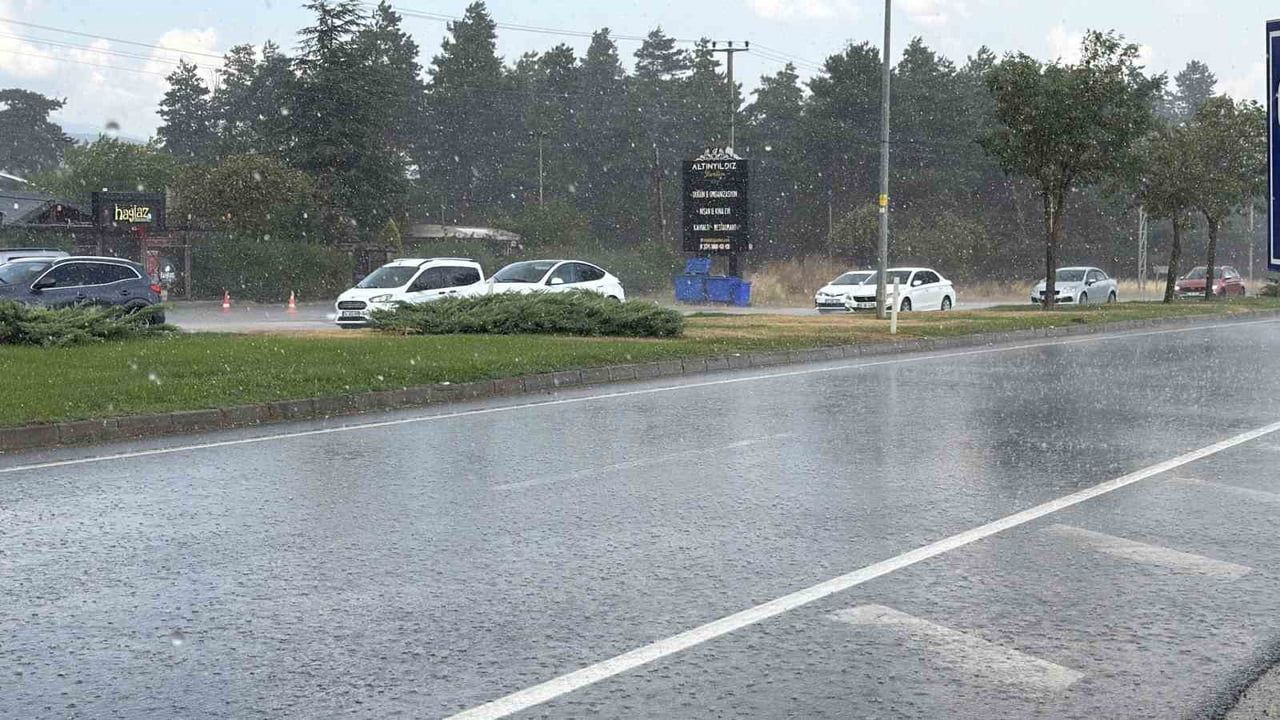 Bolu’da öğle yağmuru görüşü daralttı, trafikte duraklamalar yaşandı