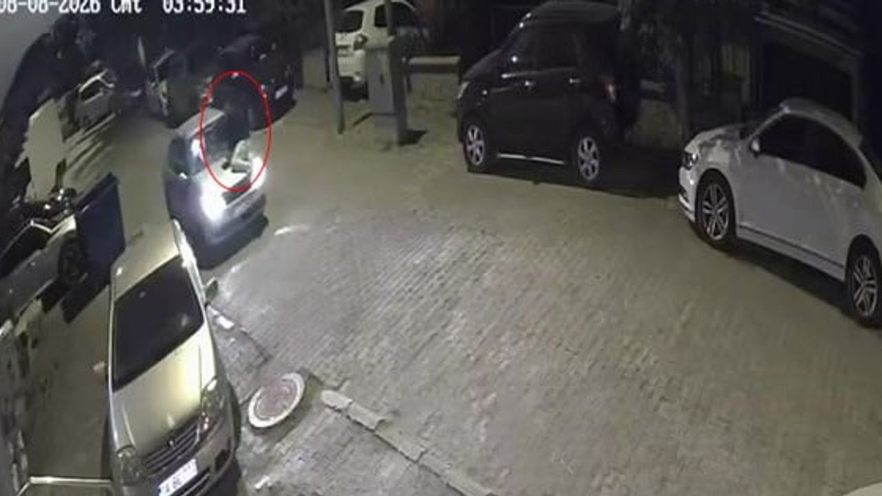 Bolu'da otomobilin kaputunda yolculuk güvenlik kamerasına yansıdı