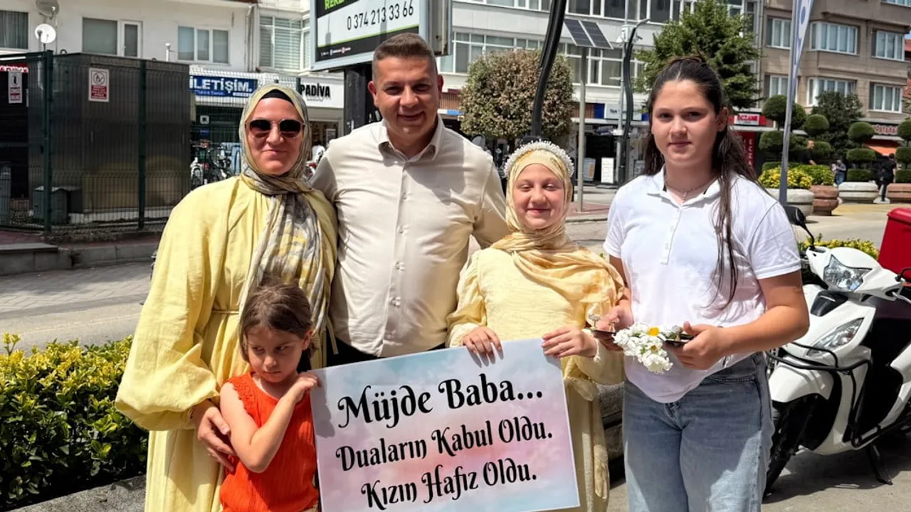 Bolu'da pankart sürprizi: 12 yaşındaki hafız babasıyla sokakta duygusal anlar yaşadı