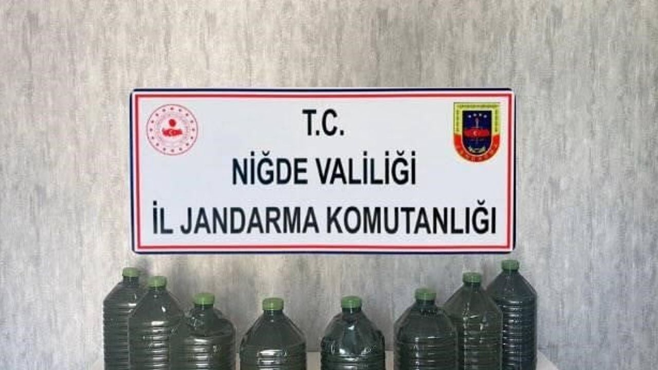Bor'da ev baskınında kaçak içki üretiminde kullanılacağı değerlendirilen 40 litre etil alkol bulundu