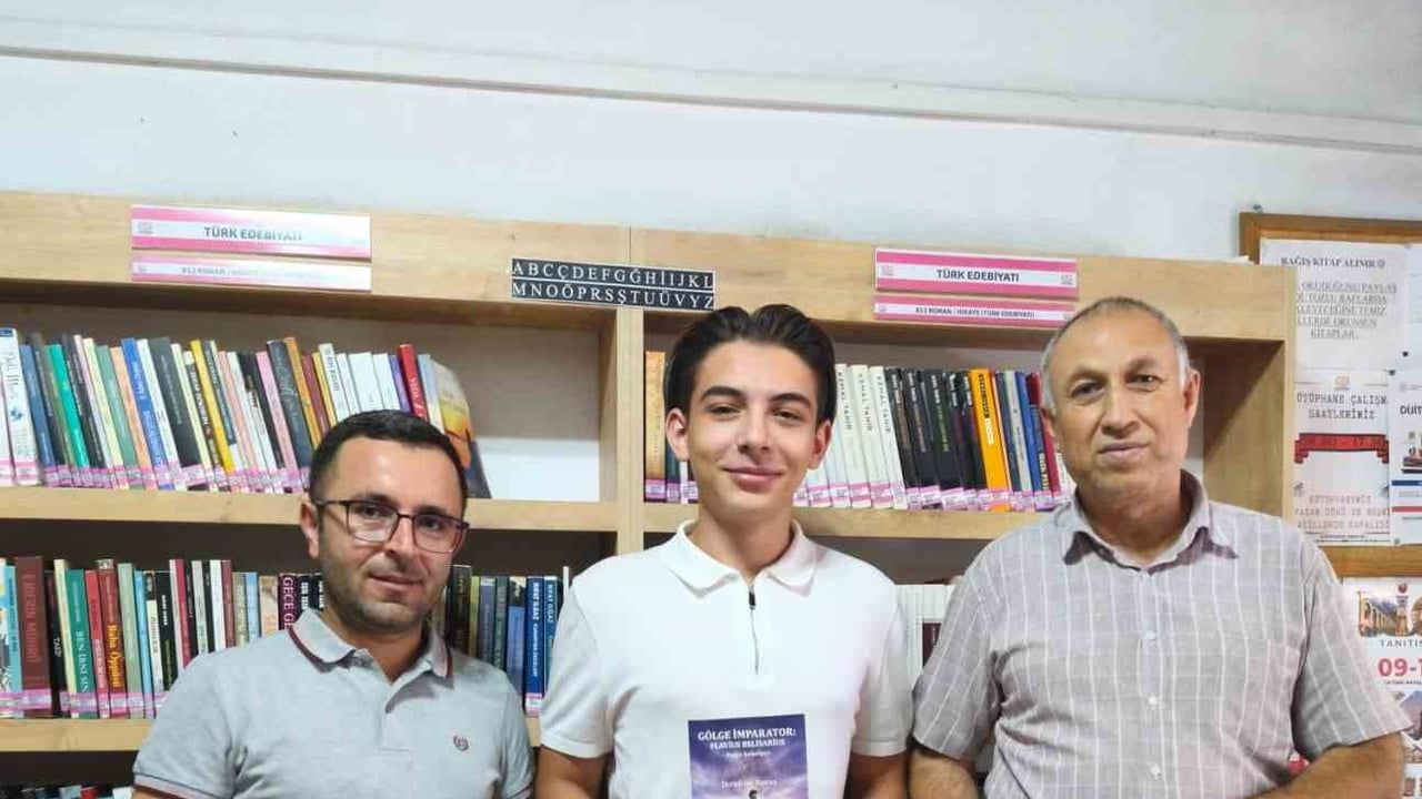 Bor'da kütüphanede kuşaklar buluştu: genç tarihçi ve eğitimci yazar sohbeti