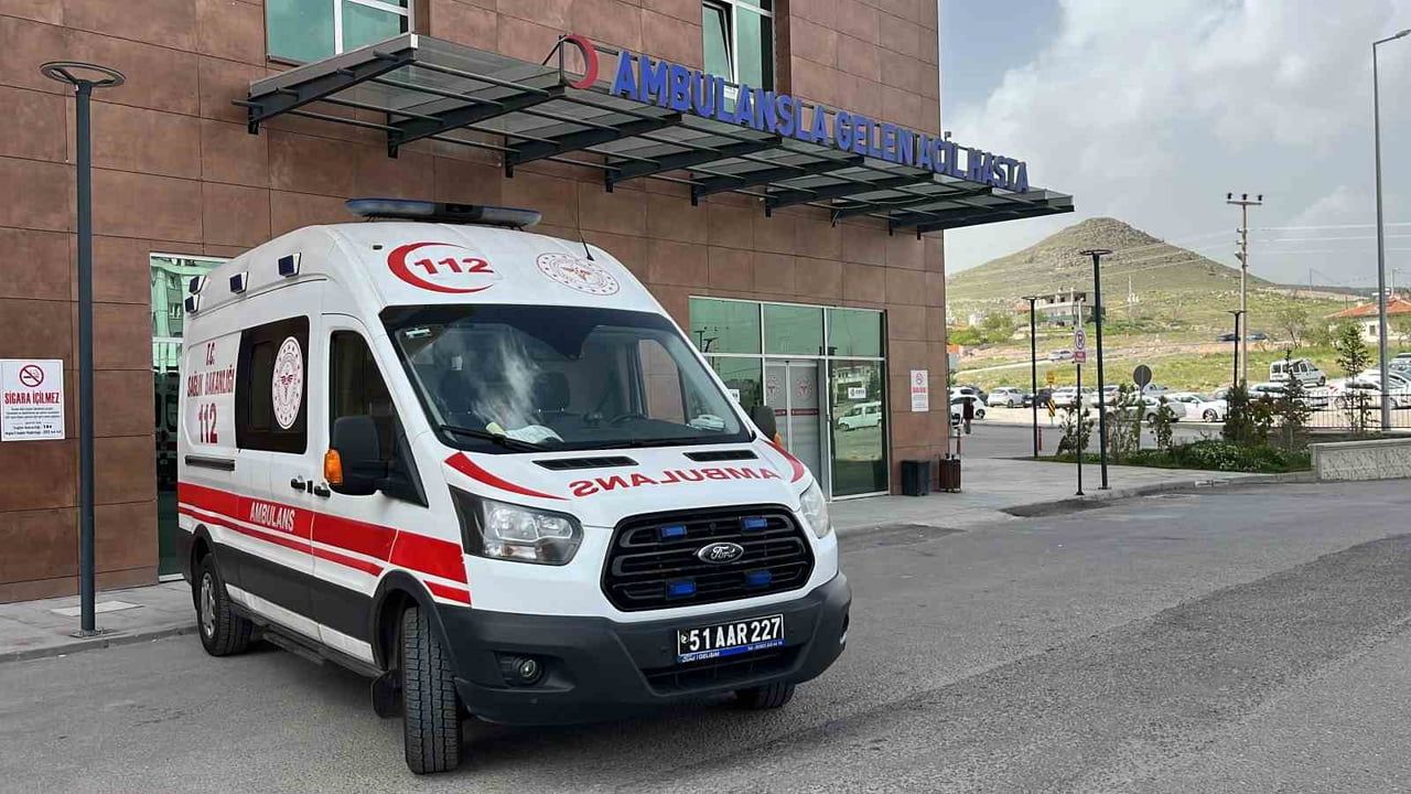 Bor'da üç tekerlekli motosikletle otomobil çarpıştı: 1 ölü, 3 yaralı