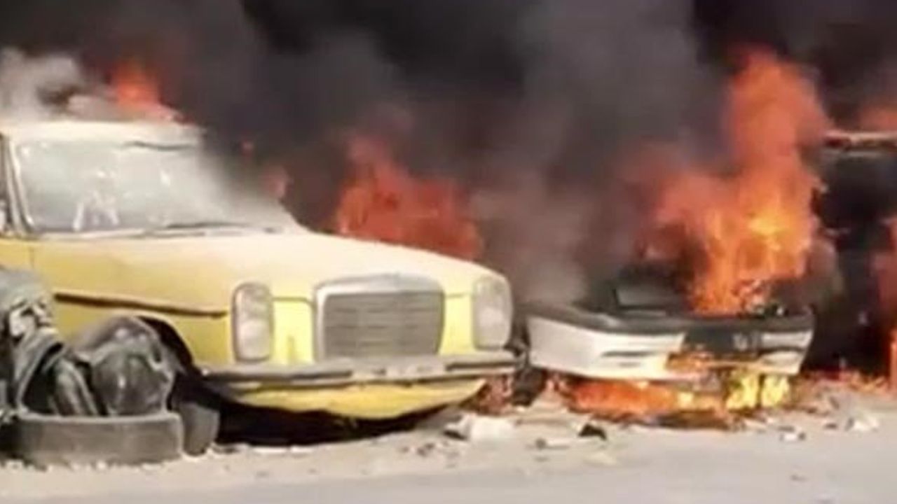 Bornova'da park halindeki araçlarda çıkan yangın 4 otomobili kullanılamaz hale getirdi