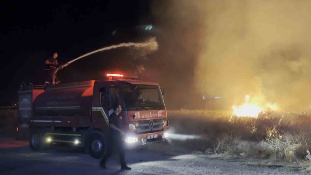 Boş arazide çıkan ot yangını mahallede korku yarattı