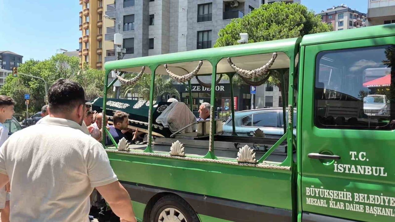 Bostancı'da düşen lise öğrencisi Damla Gümüş son yolculuğuna uğurlandı