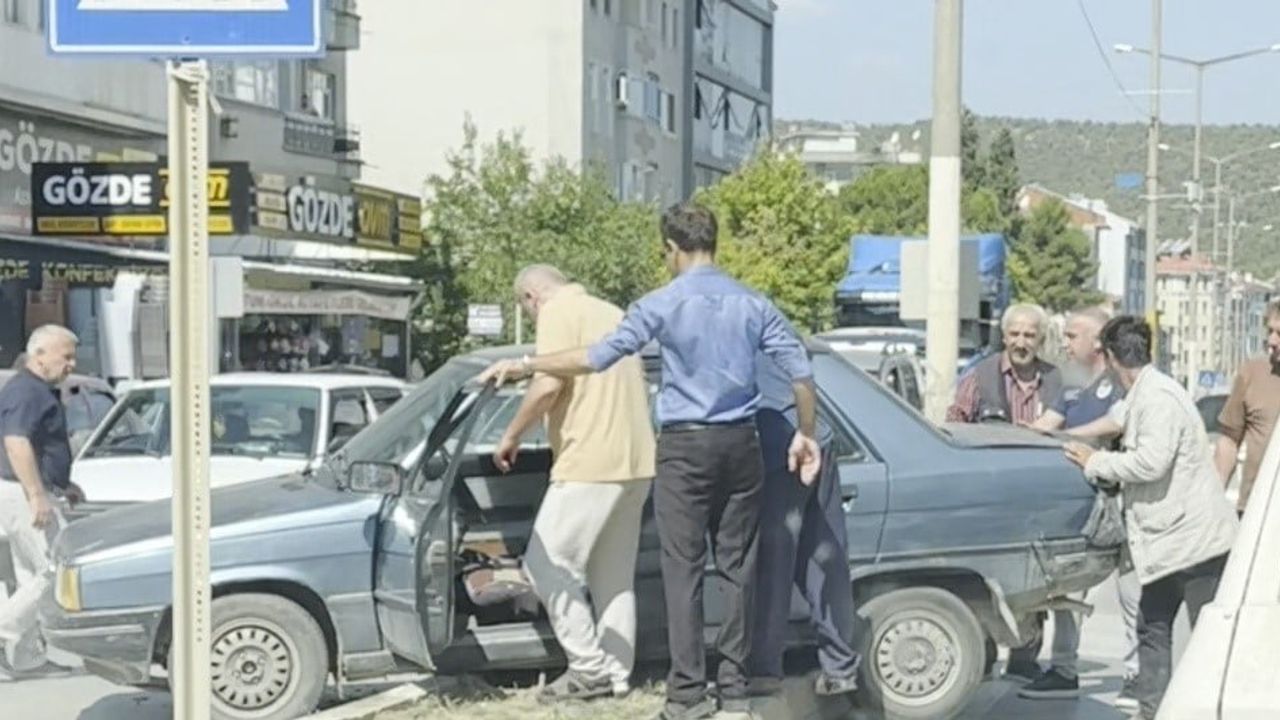 Boyabat merkezinde refüje çıkan otomobil vatandaşların yardımıyla kaldırıldı