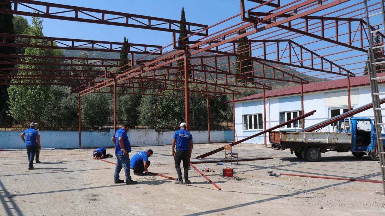 Bozdoğan'da belediye personeliyle dört mahallede sosyal tesisler yenileniyor