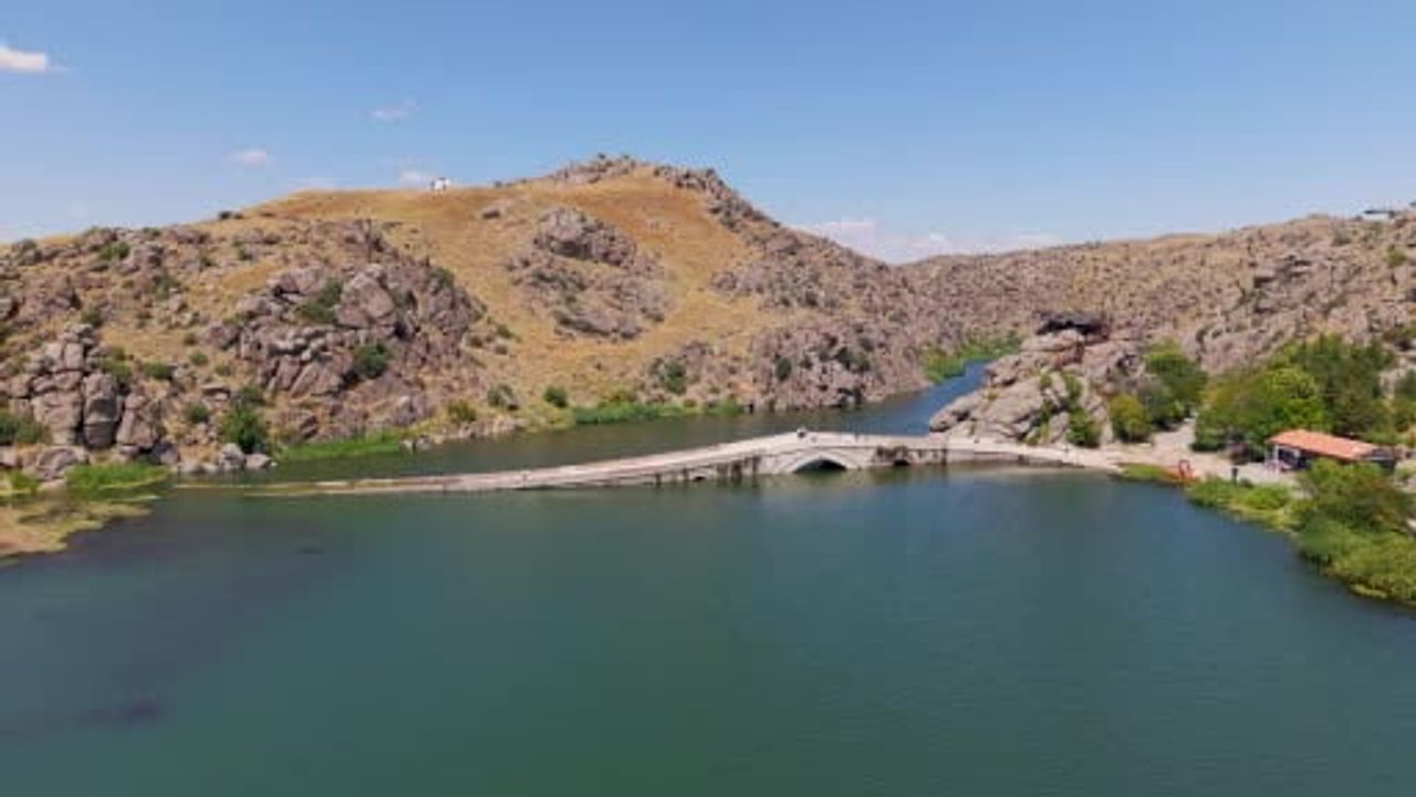 Bozkırda zamanda yolculuk: Çeşnigir Köprüsü ve kanyonunda göl turu