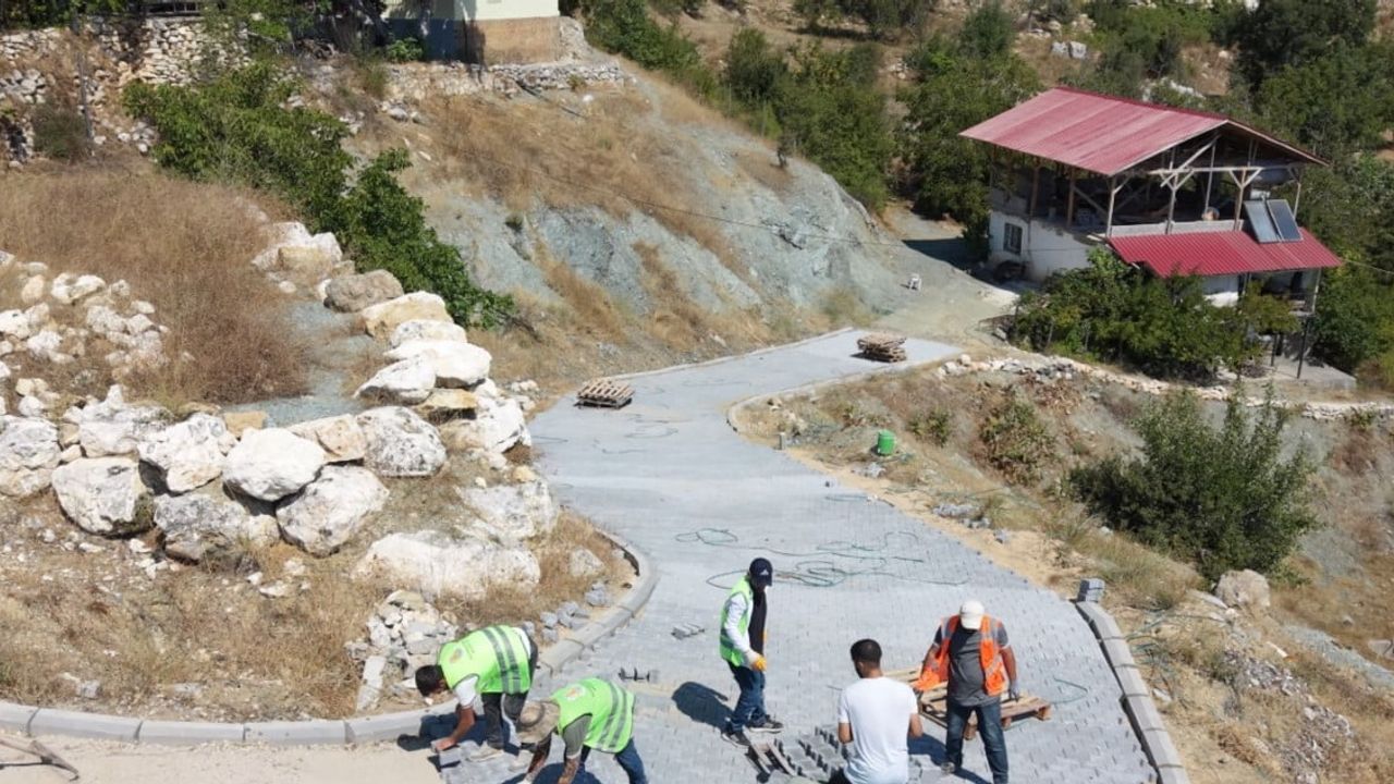 Boztepe'de yollar yeniden düzenlendi: heyelan onarıldı, 3 bin metrekare parke döşendi