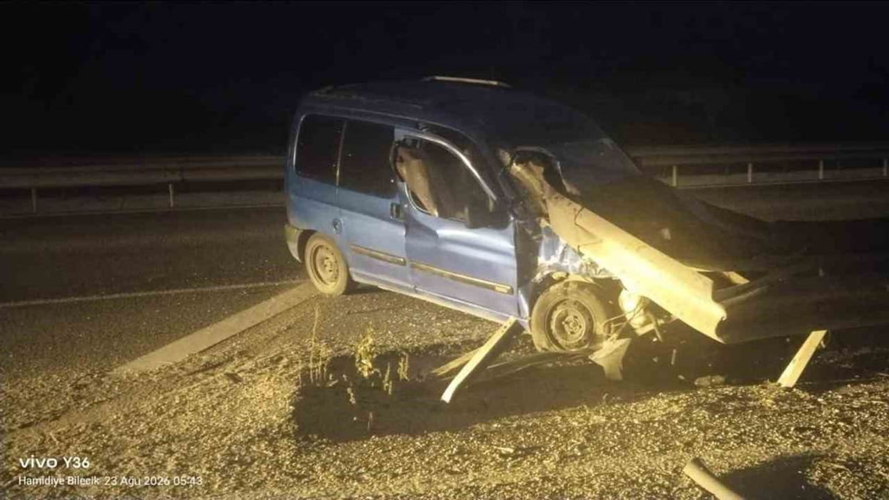 Bozüyük'te Baharözü mevkiinde uyku kazası: bariyere çarpan otomobilde 1 yaralı