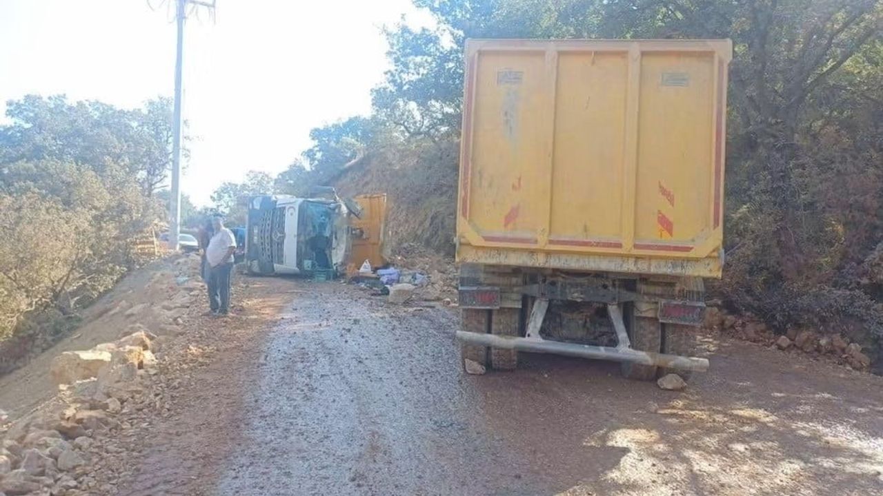 Bozüyük'te hafriyat kamyonları çarpıştı; iki kişi yaralandı