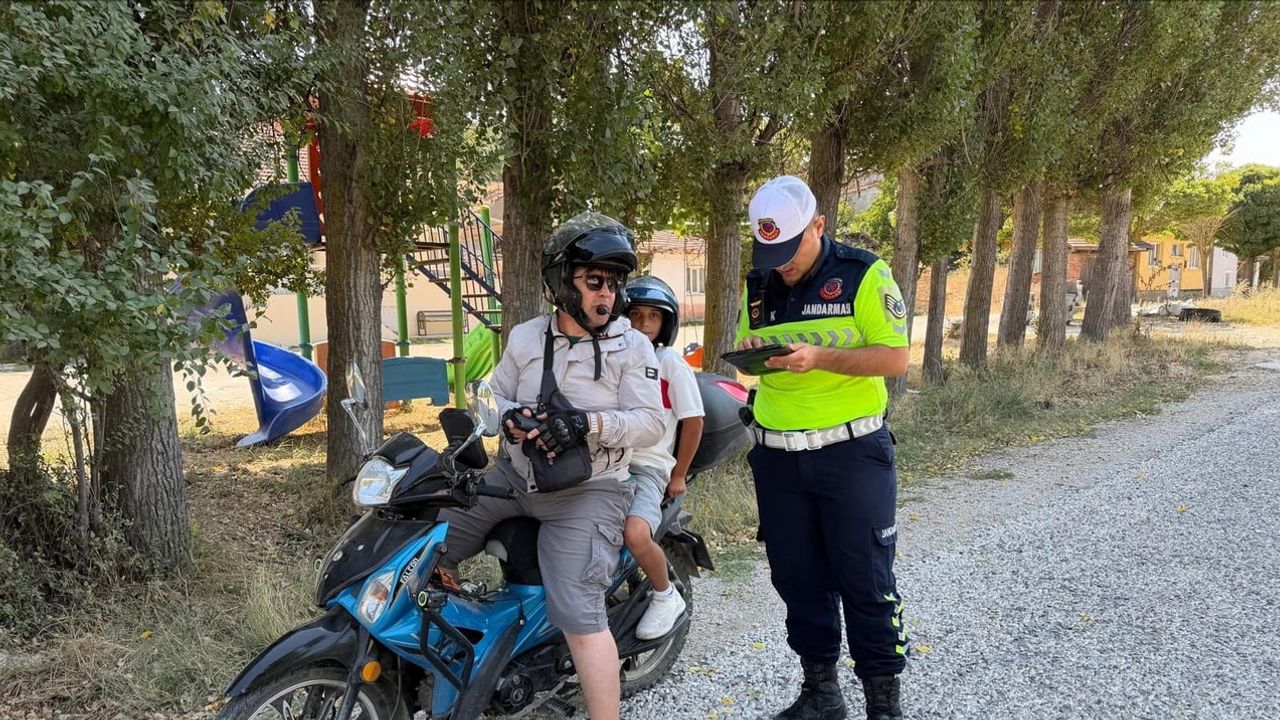 Bozüyük’te jandarmadan motosiklet sürücülerine uygulamalı güvenli sürüş eğitimi