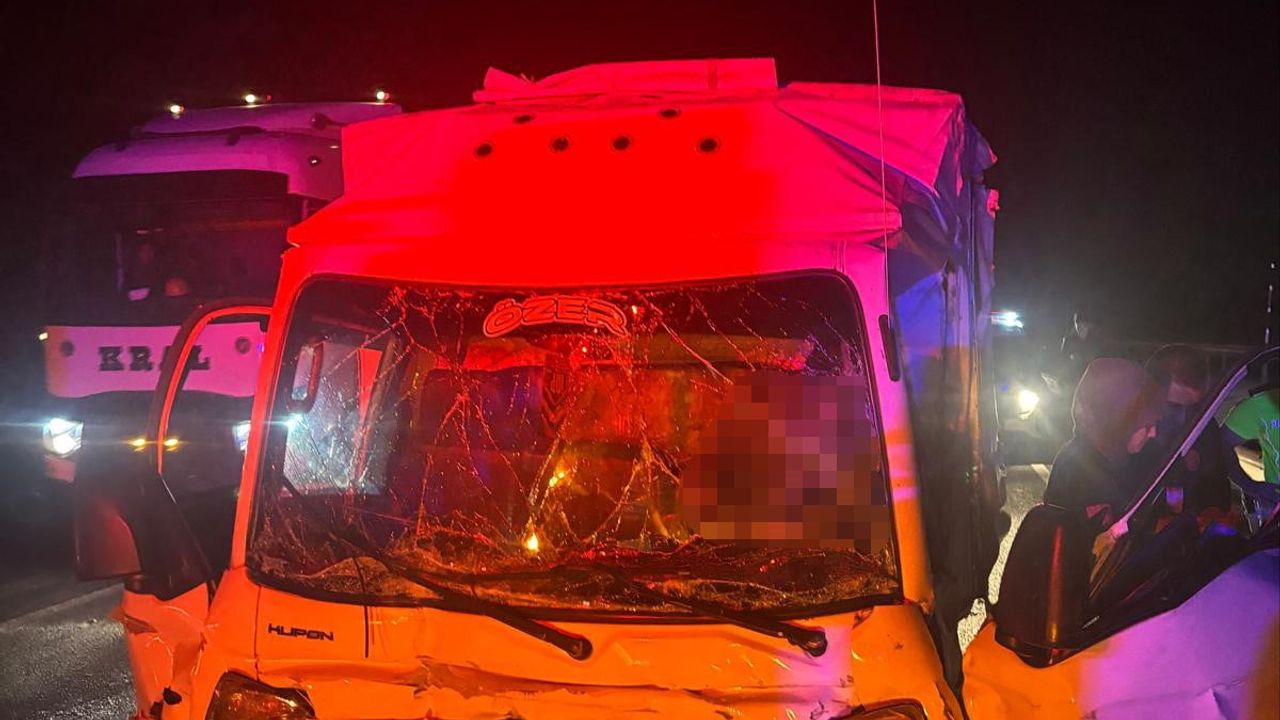 Bozüyük'te karayolunda çarpışma: kamyonet sürücüsü yaşamını yitirdi