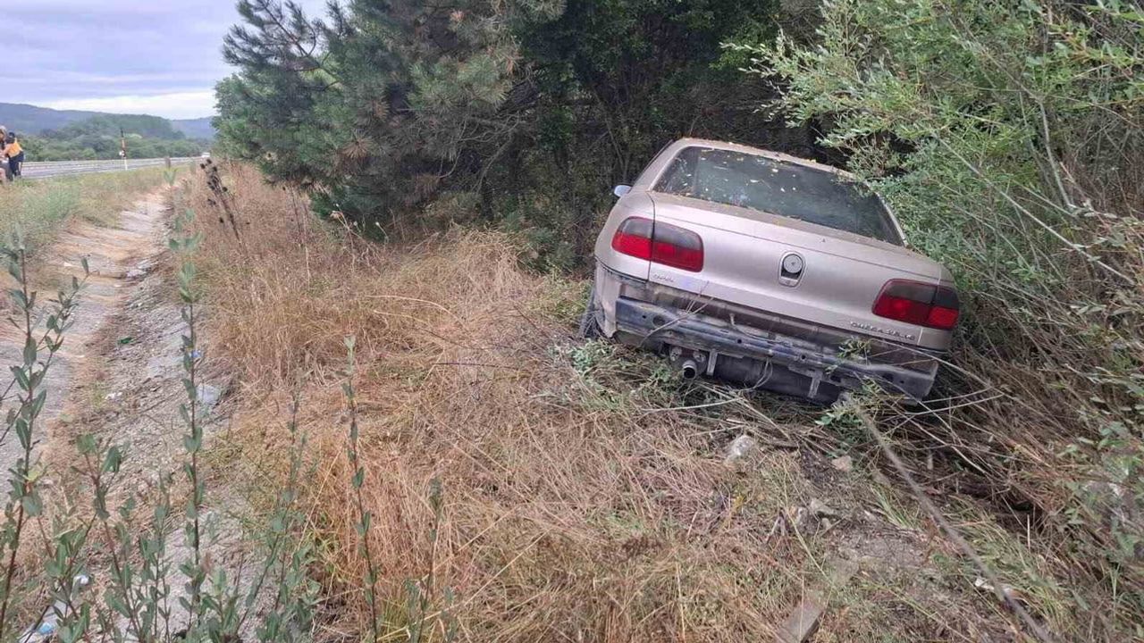Bozüyük'te kontrolden çıkan otomobil ağaca çarptı: 2'si çocuk 4 kişi yaralandı