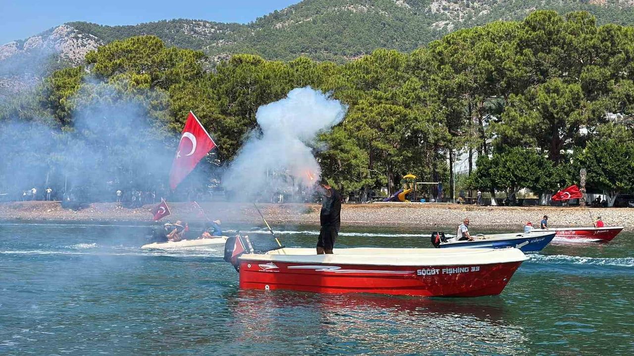 Bozyazı'da amatör balıkçılardan denizde birlik ve zafer turu