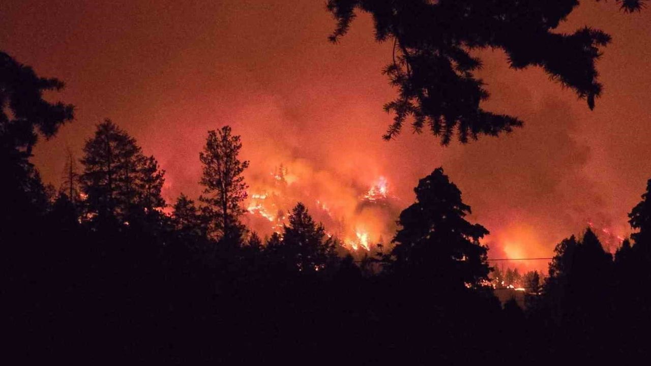 British Columbia'da Bald Range yangını can aldı; 21 bin 400 kişi yaşam alanlarını terk etti