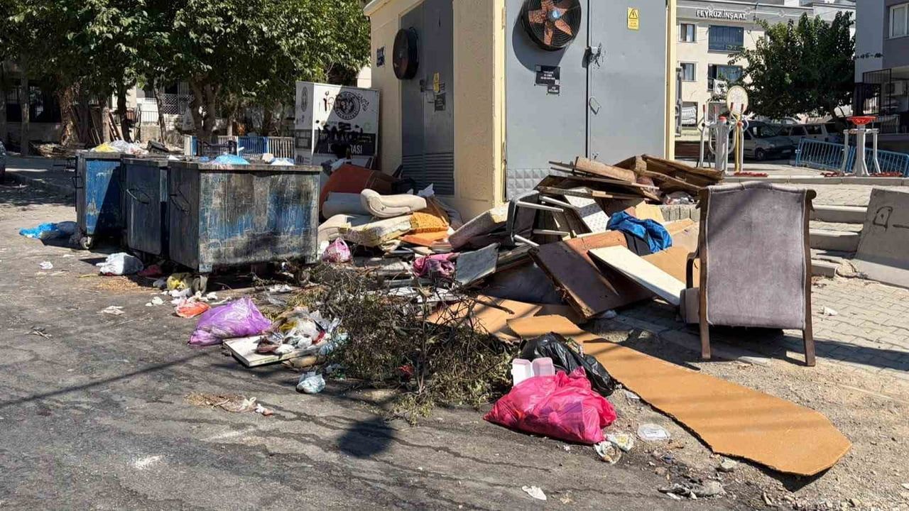 Buca'da çöpler caddeye döküldü, mahalle sabrını kaybetti