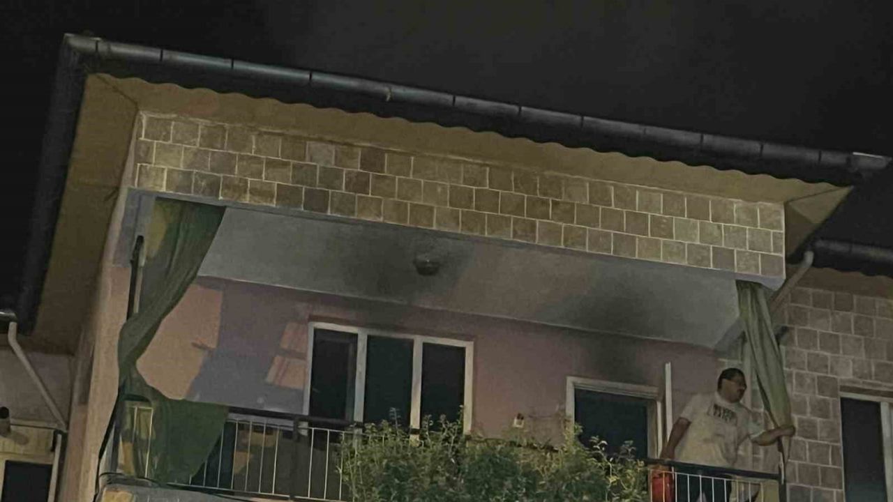 Bucak'ta çatı katında çıkan yangın itfaiyenin müdahalesiyle kontrol altına alındı