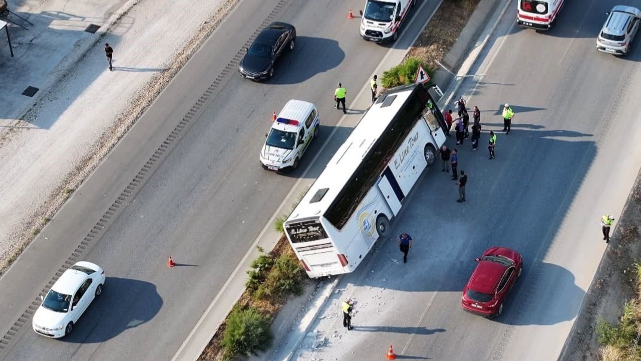 Bucak'ta devrilen tur otobüsü: 34 yolcu yara almadan kurtuldu