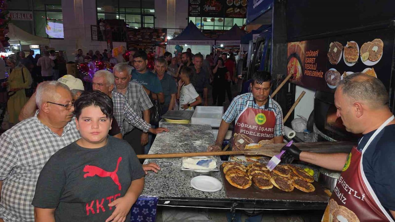 Buharkent'te üç gün sürecek taze incir festivali coşkuyla açıldı