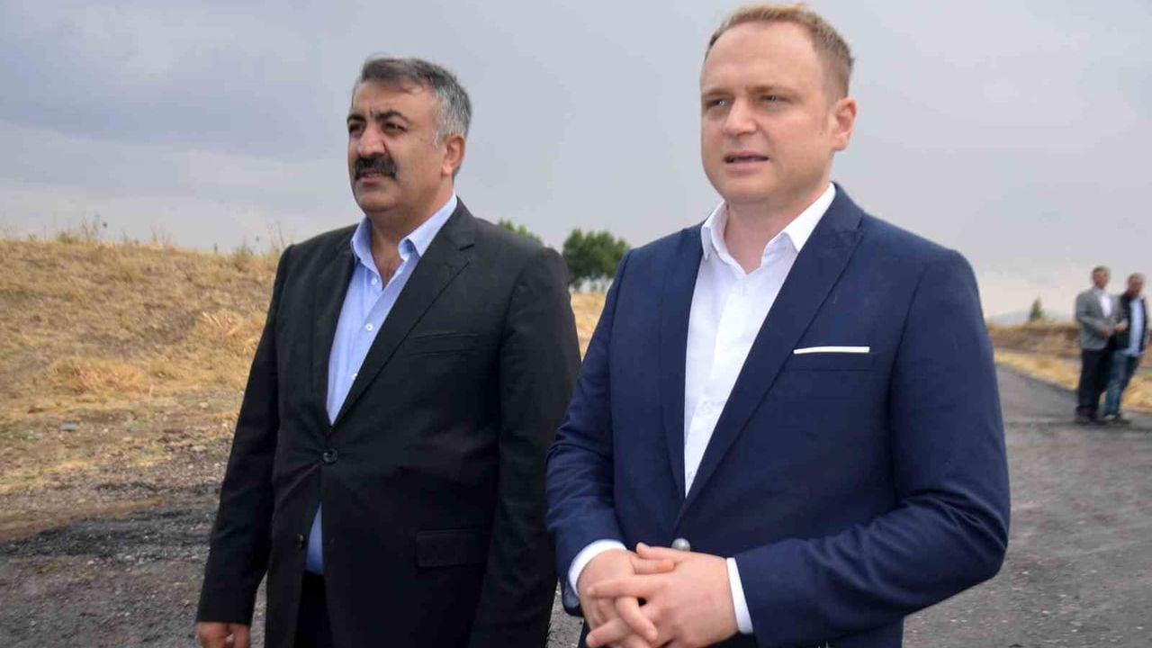 Bulanık'ta 11 köyü birbirine bağlayan grup yolu modernize ediliyor
