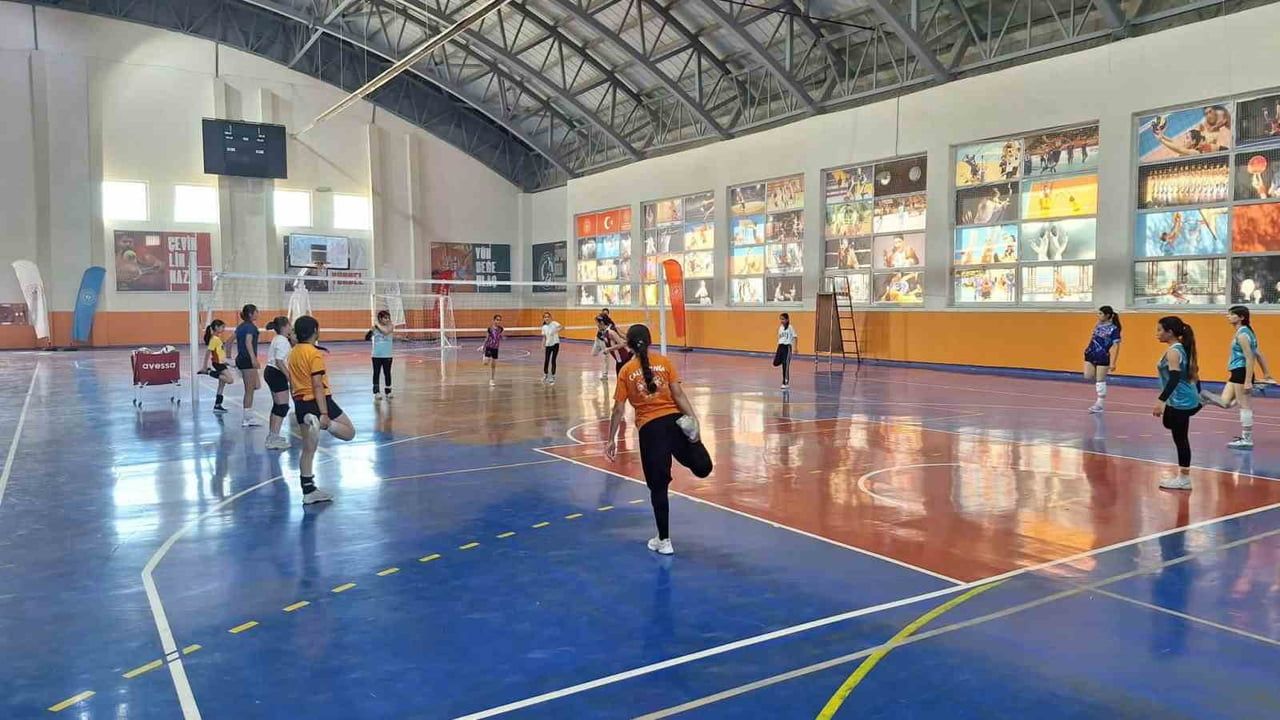 Bulanık'ta voleybol gençleri sahaya topluyor