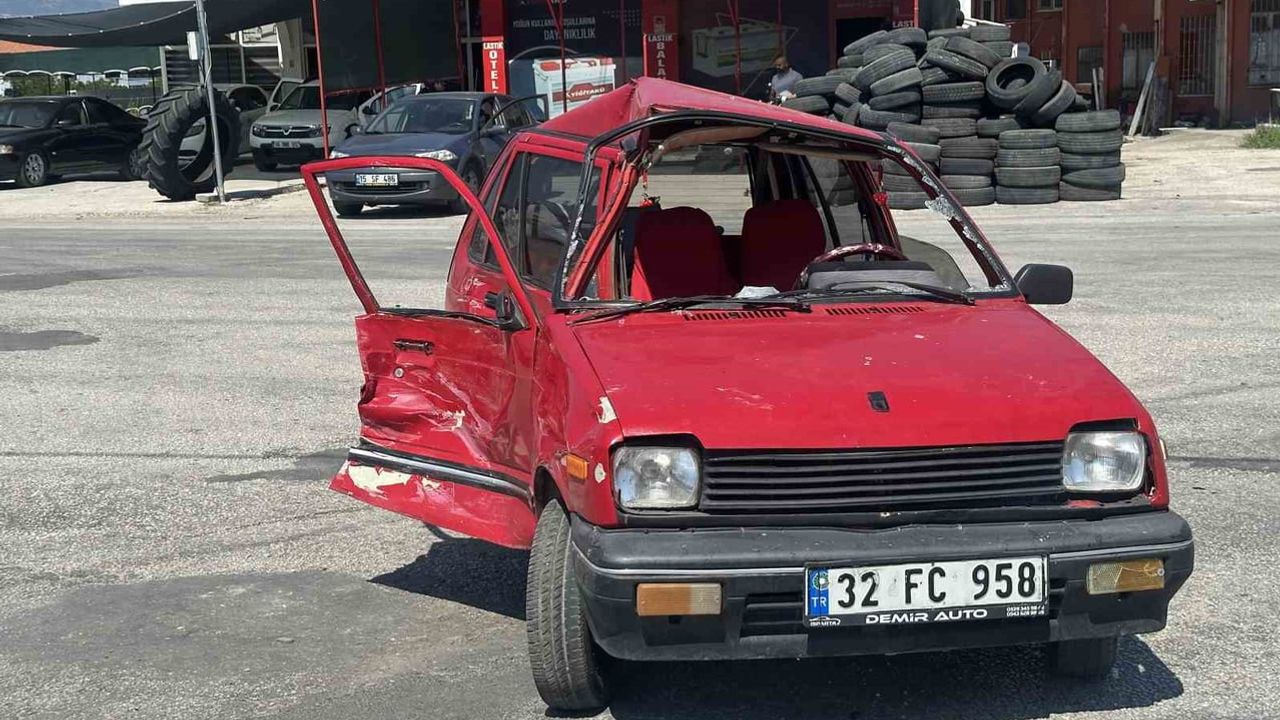 Burdur'da Armağan İlci Bulvarı'nda kaza: otomobil hurdaya döndü, sürücü hastaneye kaldırıldı