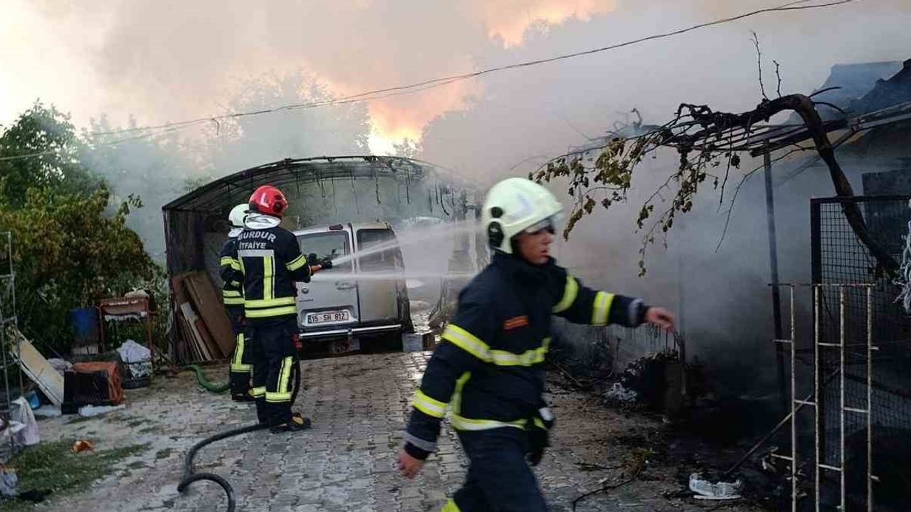 Burdur'da bağ evi küle döndü, park halindeki otomobil kısmen zarar gördü