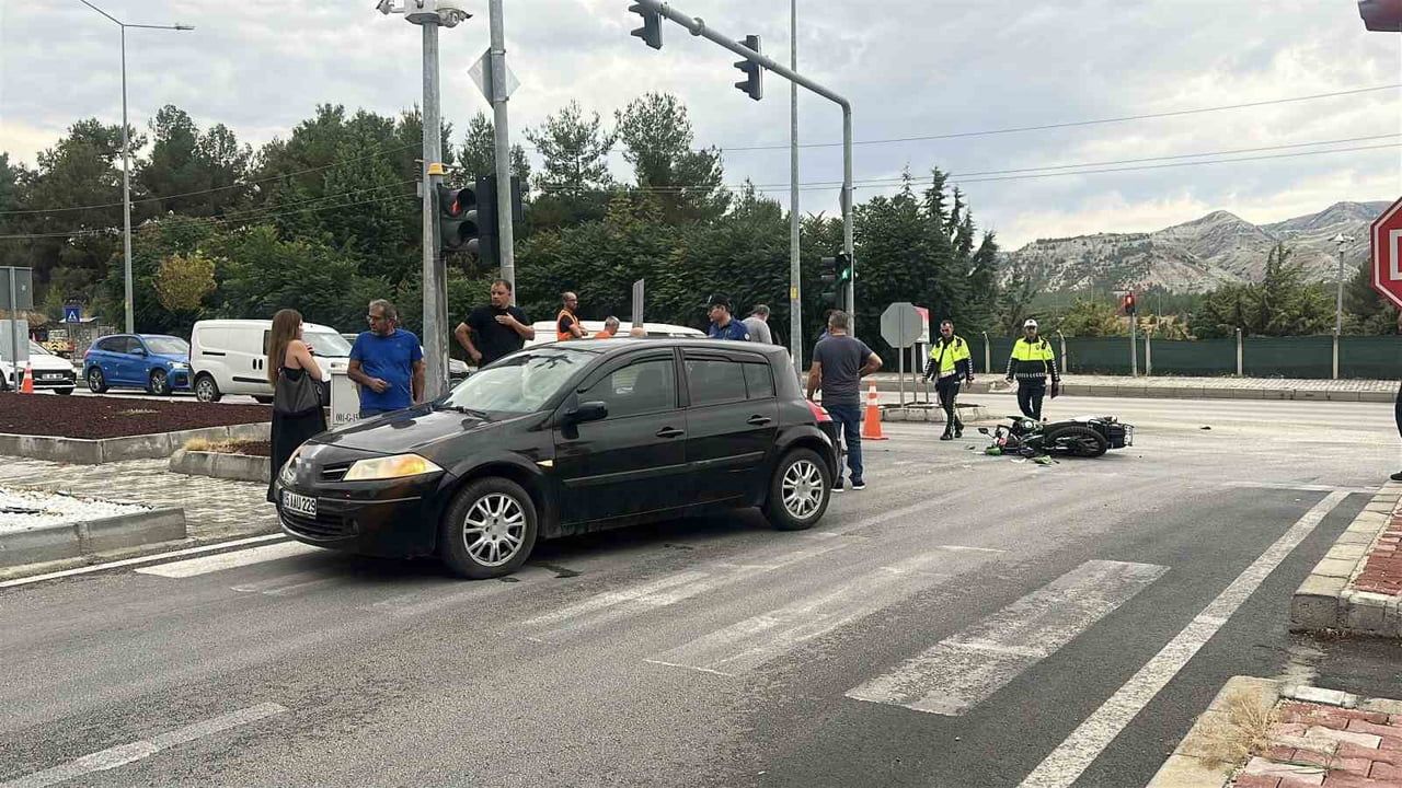 Burdur'da kavşakta çarpışan motosiklet sürücüsü hayatını kaybetti