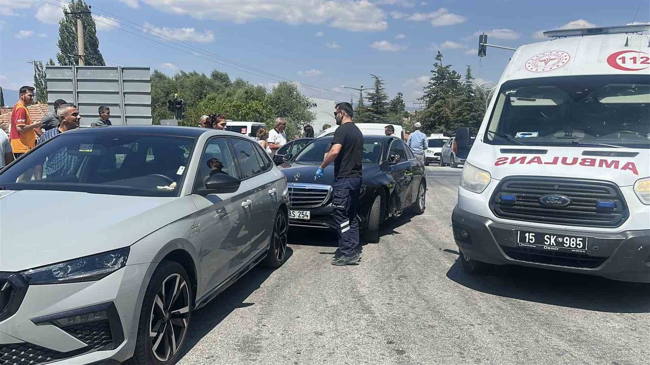 Burdur'da kavşakta motosiklet ile otomobil çarpıştı, sürücü hastaneye kaldırıldı