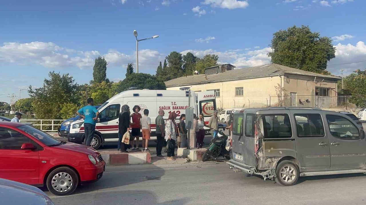 Burdur'da otomobil ve motosiklet çarpıştı: sürücü hastaneye kaldırıldı