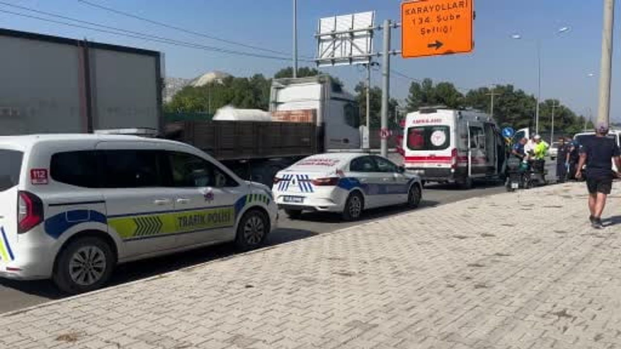 Burdur'da Vali Konağı Kavşağı yakınında direksiyon hakimiyetini kaybeden üç tekerlekli motosiklet devrildi