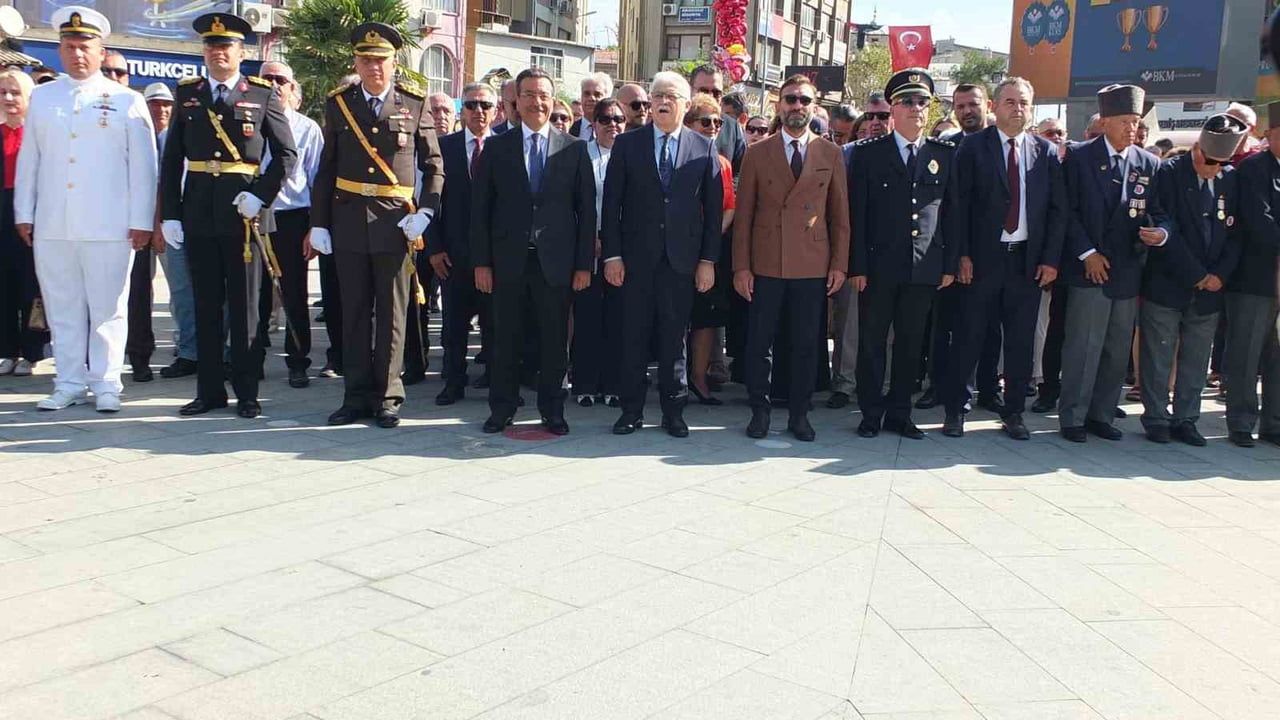 Burhaniye'de 30 Ağustos coşkusu: anıta çelenk törenleriyle başladı