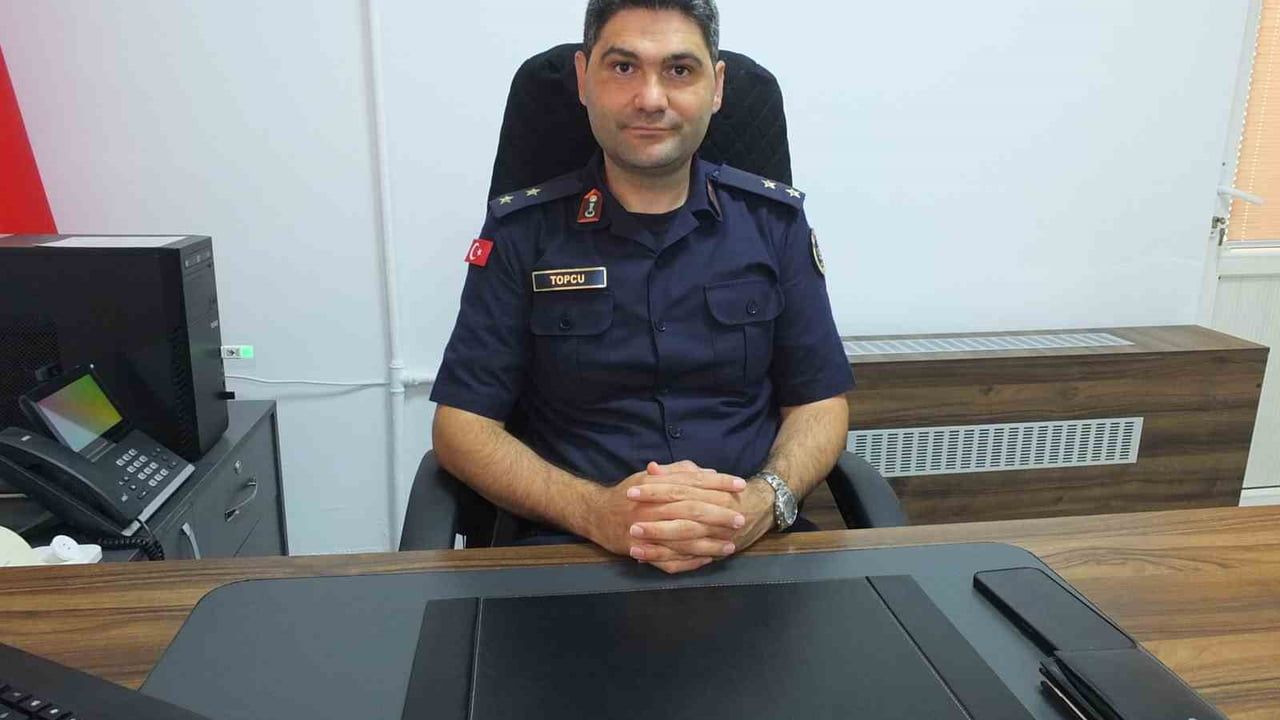 Burhaniye'de göreve başlayan Üsteğmen Mustafa Topcu yangınla mücadelede sahada