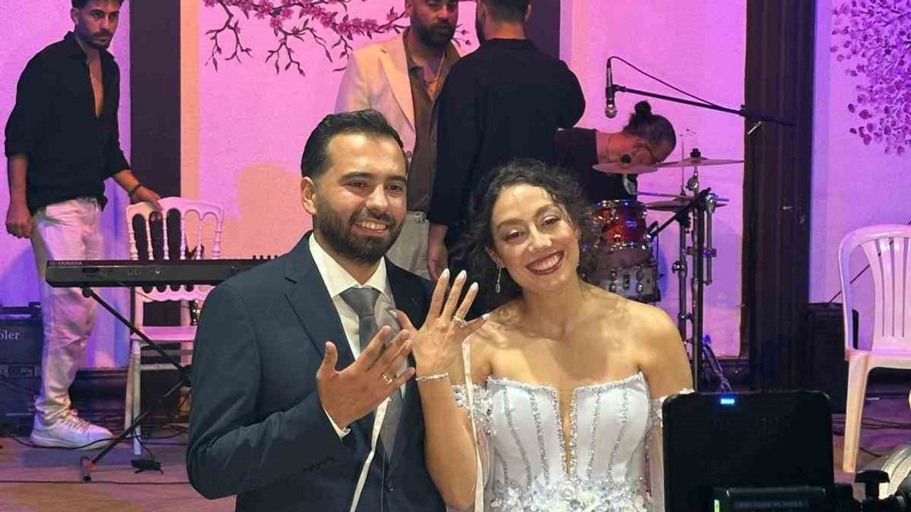 burhaniye'de kaymakamın taktığı yüzüklerle evliliğe ilk adımı attılar