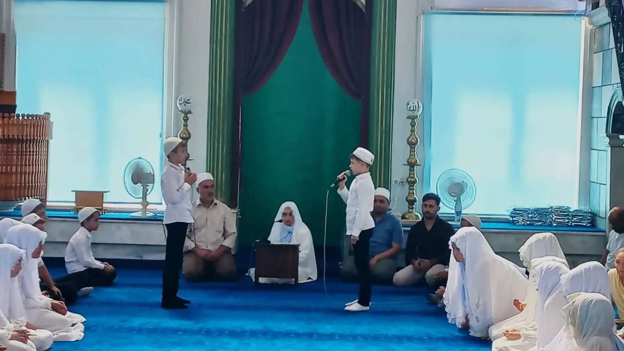 Burhaniye'de Koca Camii'nde yaz Kur'an kursu öğrencilerinden hatim coşkusu