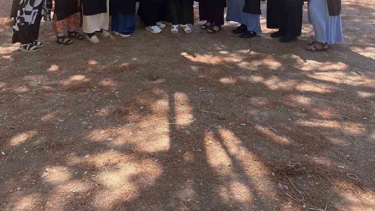Burhaniye'de mahalle dayanışması: okuma yazma öğrenen kadınların kep sevinci