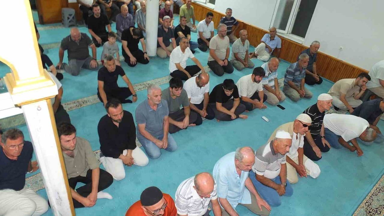 Burhaniye'de mevlit kandilinde Ören Camii'nde cemaat birlik için dua etti