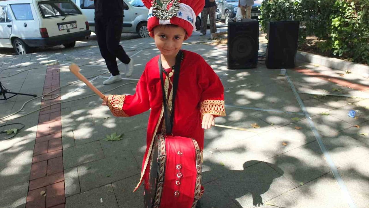 Burhaniye'de minik mehterci büyük alkış aldı