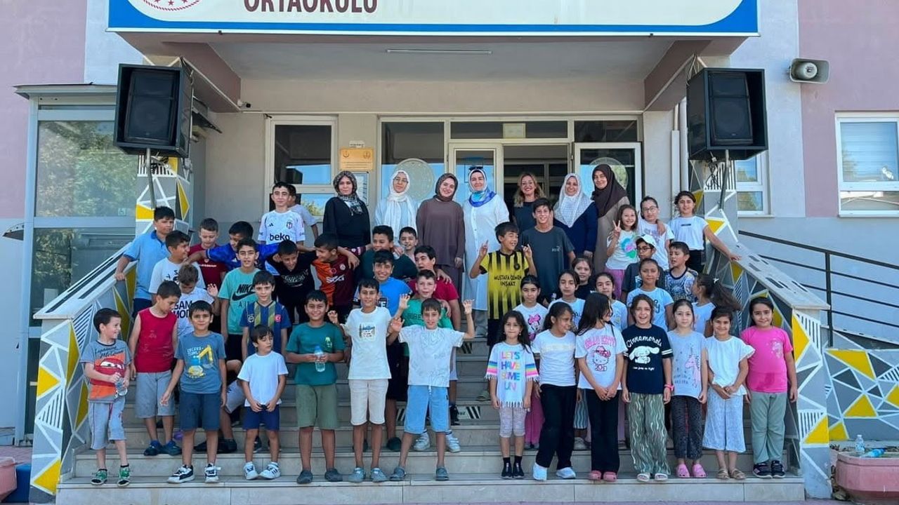 Burhaniye’de muhtar yaz okulunda çocukların enerjisine ortak oldu