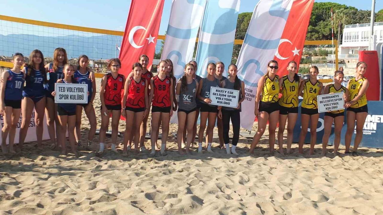 Burhaniye'de Ören plajında yıldız kızlar voleybolu şöleni