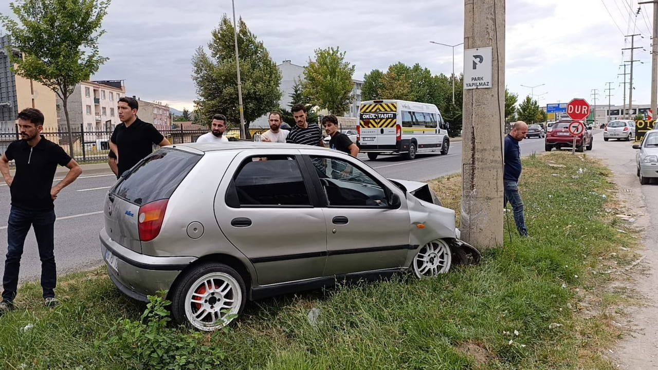 Bursa-Ankara yolunda kontrol kaybı sonucu direğe çarpan otomobilin sürücüsü yaralandı